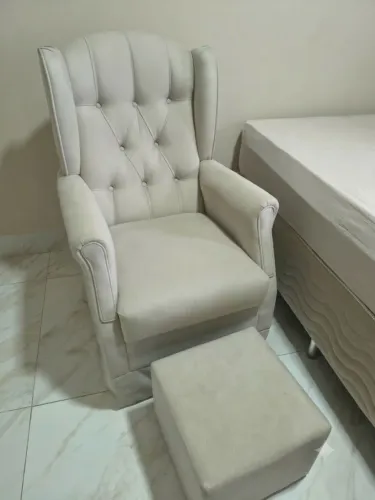 Vende-se cadeira de amamentação com puff