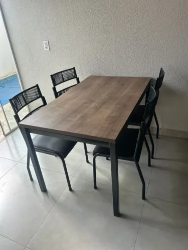 Mesa de jantar retangular, base de metal e tampo de madeira, acompanha 4 cadeiras,