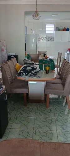 Vendo mesa com tampo de vidro 06 lugares com cadeiras almofadadas.