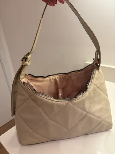 Bolsa Arezzo original, na cor off-white, com acabamento matelassê e alça de ombro.