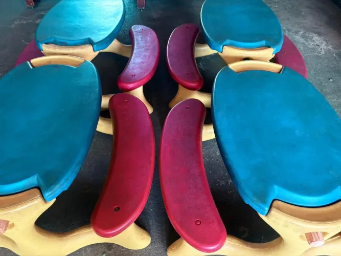 Vendo mesa infantil bandeirantes (mesa lancheiro)