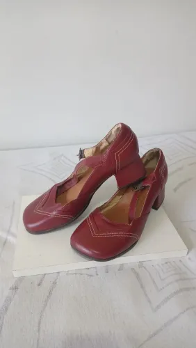 Sapatinho de couro feminino