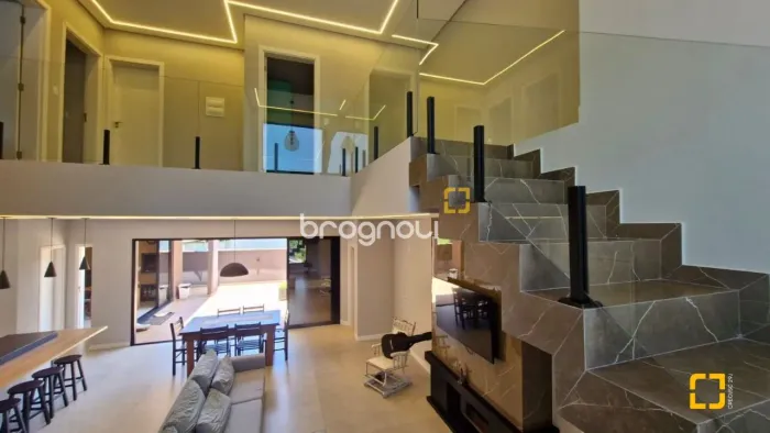 Casa alto padrão com 228 m² de área construída, em terreno de 360 m²