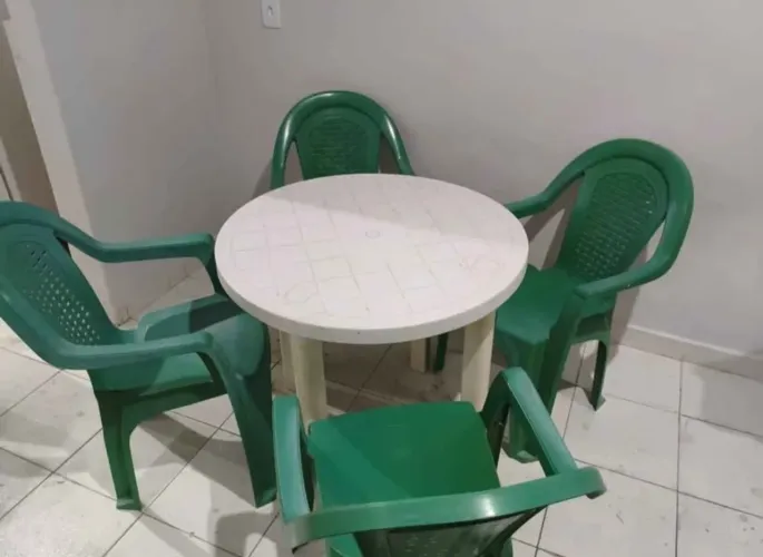 Mesa e 4 cadeiras plasticas