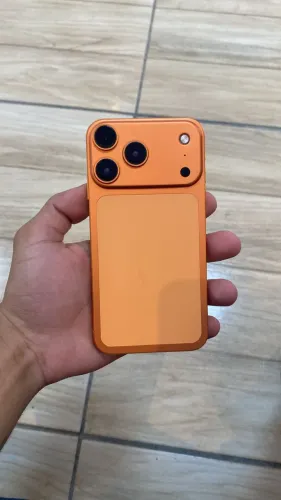 iPhone XR montado no 17 pro Max
