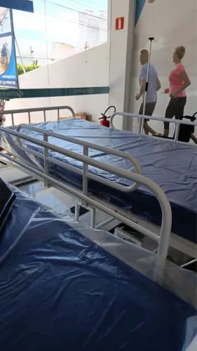 Cama hospitalar com 3 movimentos sem uso