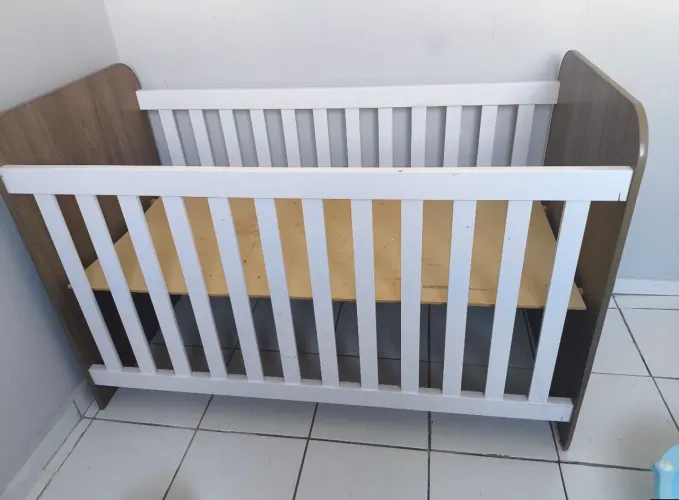 Vendo berço nunca usado!!!<br><br>( com algumas marcas por ter sido movido de lugar )