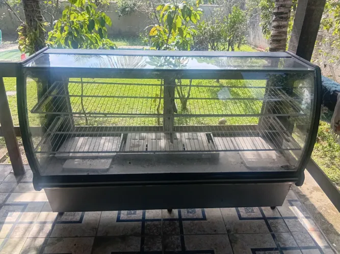 Vitrine refrigerada, fritadeira eletrica e parquinho desmontável para crianças.