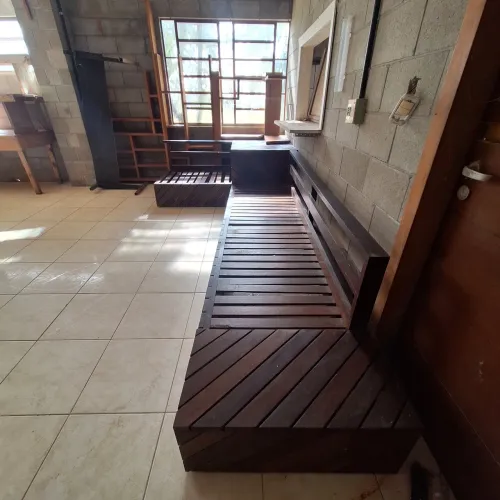Sofá em madeira maciça