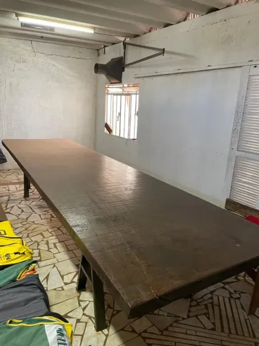 MESA DE IPÊ MACIÇA (PRANCHA COM PÉS DE METAL)