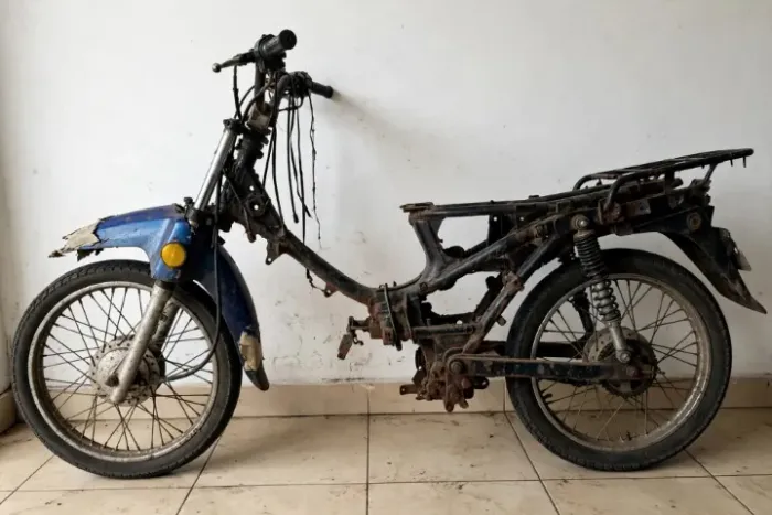 Carcaça de moto para transformar em bicicleta ou tirar peças