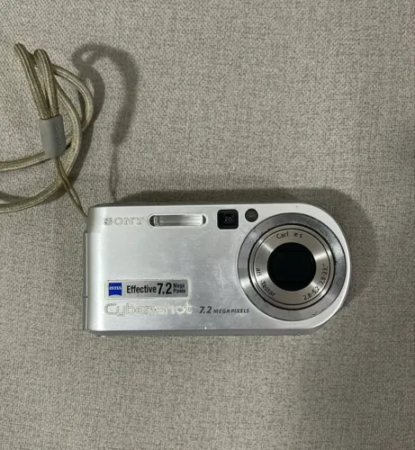 Câmera Sony cybershot P200 com cartão retiada no Cachambi