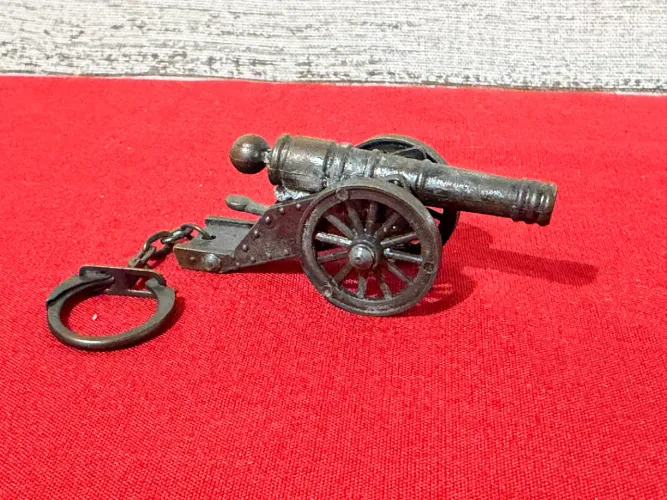 Chaveiro de canhão de metal vintage 