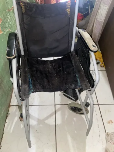 Cadeira de roda usada