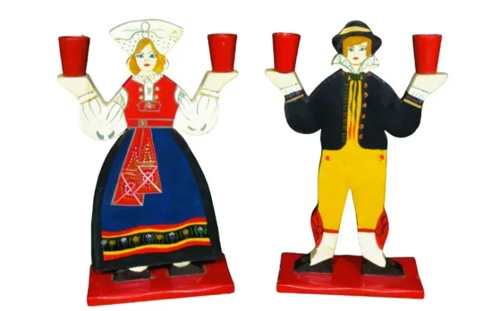 Par candelabros holandeses duas velas madeira esmaltada representando colonos