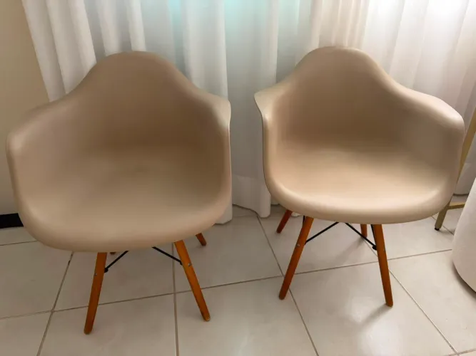 Duas cadeiras Eiffel por 100 reais