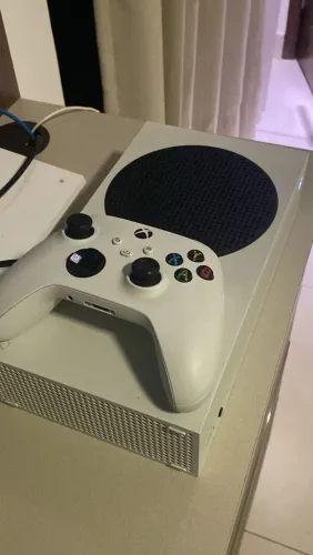 Xbox Series S com caixa em estado de novo