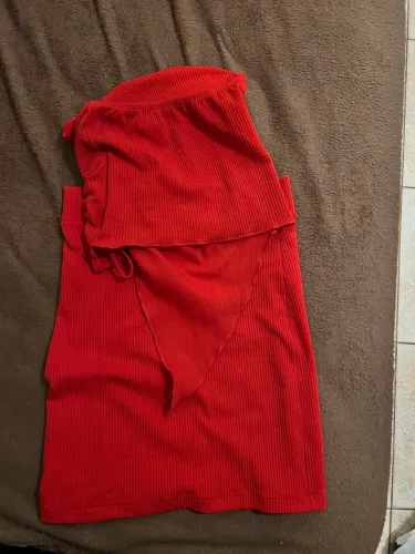 Conjunto top cropped e saia midi vermelho