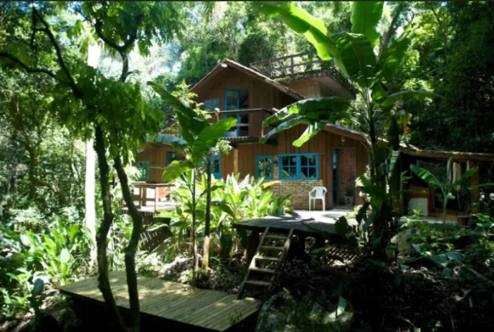 Casa Encantadora na Floresta e na Beira da Cachoeira (C. das Araças, Lagoa)