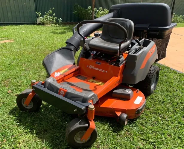 Vendo trator de cortar grama giro 0 