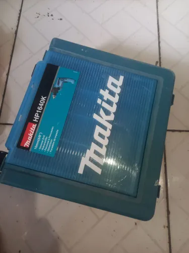 Furadeira makita semi nova pouco iso