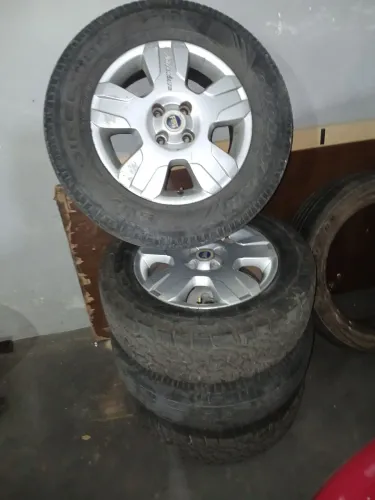 Vendo rodas aro 15 com 2 pneus bons e 2 meia vida....205/70 15