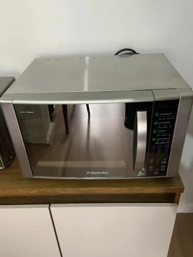 Um micro-ondas Electrolux com Painel Touch on Glass 31 litros Espelhado