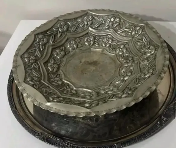 Bandeja antiga em metal com detalhes em prata - 613 g