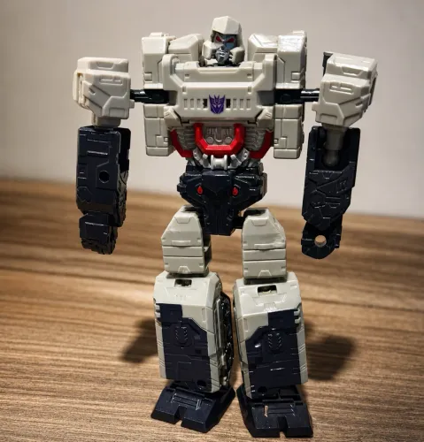 Robô - Transformers Authentics - Titan Changers - Megatron - Hasbro