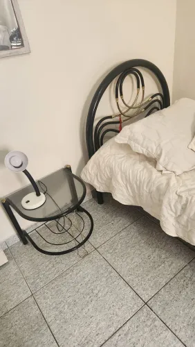 Cama solteiro e mesa de cabeceira de metal