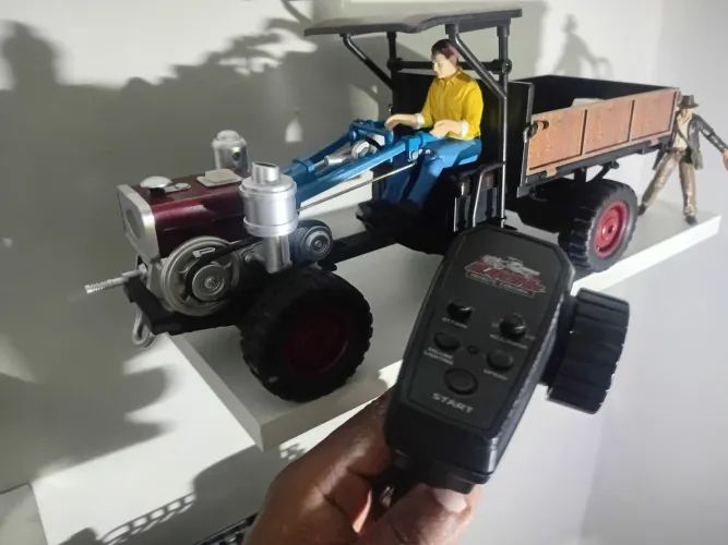 Vendo trator rc proporcional mais 2 boneco pra sair rápido 400 ,00