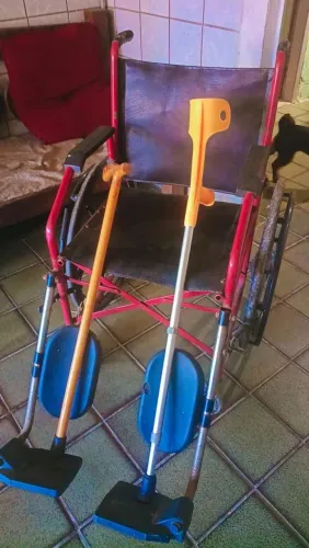 Cadeira de rodas no precinho ( acompanha duas bengalas )
