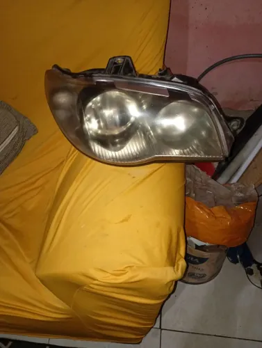Farol lado direito d da Palio pitbul