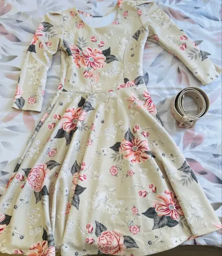 Vestido tamanho P floral com cinto bege