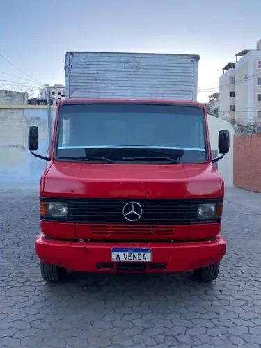 Mercedes-Benz 710 Ano 2009 no Baú - Impecável / Pronto para Trabalhar