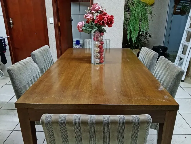Mesa de madeira com 6 cadeiras