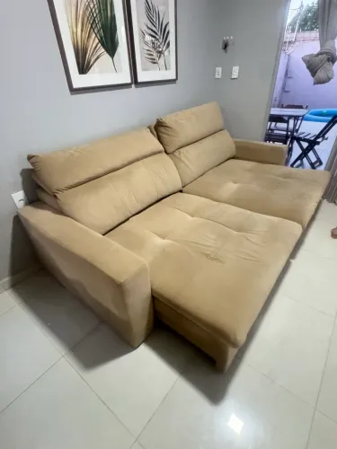 Sofá Herval retrátil e reclinável.