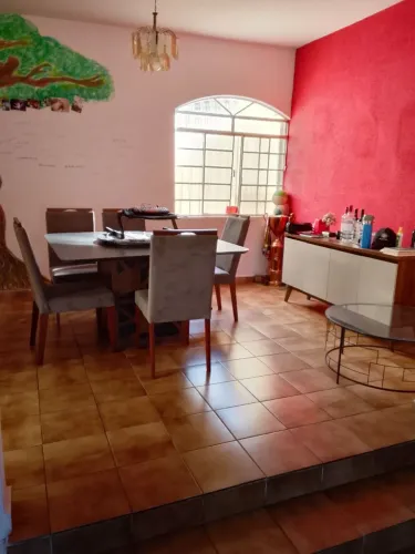 Quarto com banheiro privado e ambiente compartilhado.