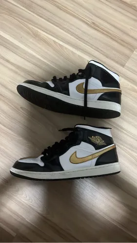 air jordan 1 mid patent black white gold