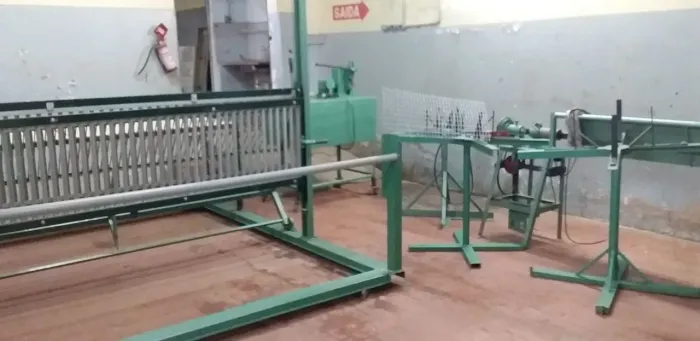 Máquina para fabricar tela artística e máquina para fabricar alambrado
