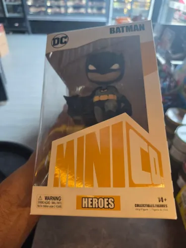 BATMAN NO BATSINAL MINICO IRON STUDIOS