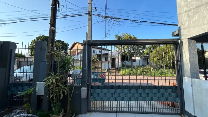 Portão contrapeso ferro e grades em ótimo estado 
