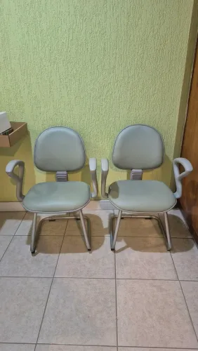 2 cadeiras de escritório verde claras