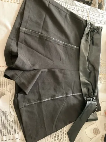 Shorts MAMO couro ecológico 