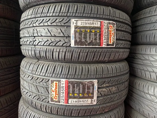 Par de pneus 225/45r17 remolde Crystone (Montagem gratuita)