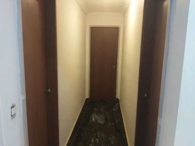 Profissional na pintura a pedreiro.