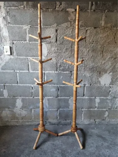 Cabides envernizados novos cada