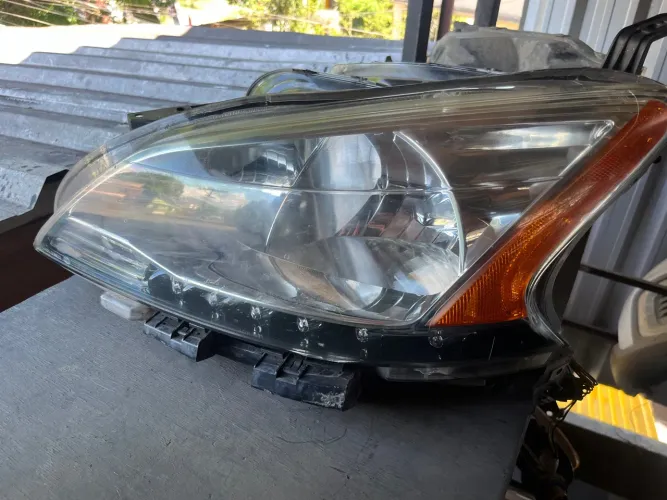 W farol lado esquerdo do Sentra 2015 