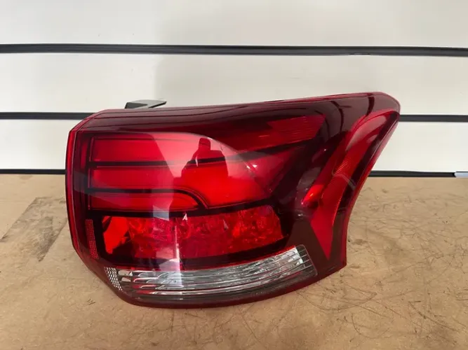 Lanterna de MITSUBISHI OUTLANDER 2016 LED ORIGINAL 