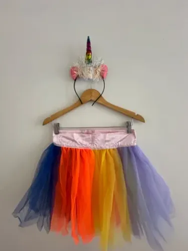Fantasia Saia arco íris com arquinho de unicórnio